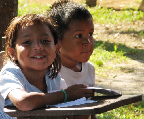 Niños en escuela comunitaria en Waspam  (UNICEF/Nicaragua-2011/M.G. Terán)